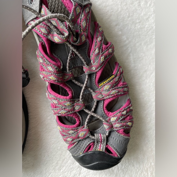 Keen Women’s Grey/Pink Closed Toe Sandals Size 7.5 - Picture 2 of 9